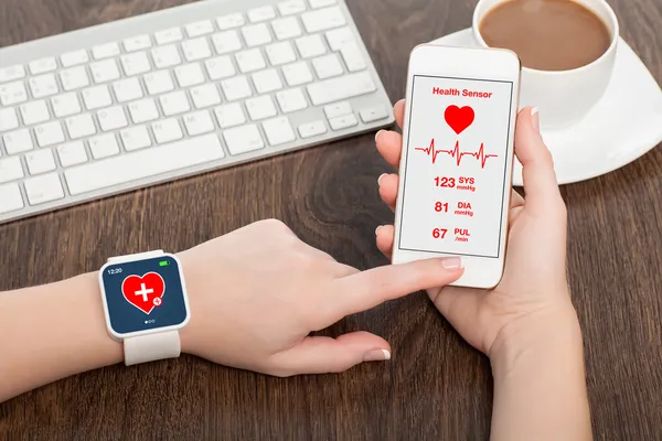Dotykowy telefon i elegancki zegarek z aplikacja mobilna zdrowia czujnik — Zdjęcie stockowe