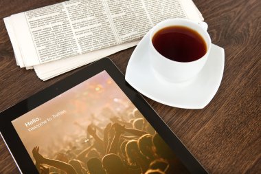 iPad ekran ofis ahşap bir masa üzerinde twitter ile