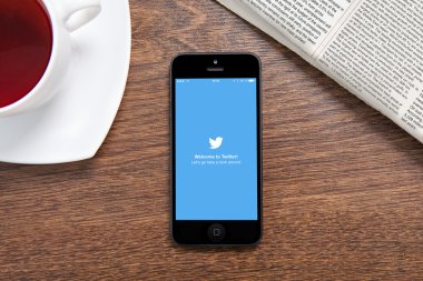 ahşap bir masa içinde yatan ekran heyecan ile iPhone