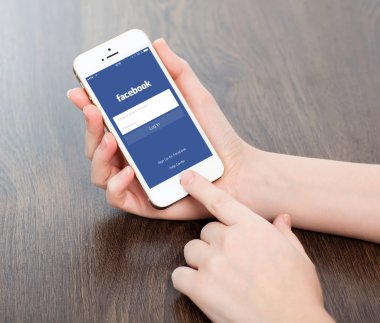 ekranda beyaz iphone facebook ile tutan eller
