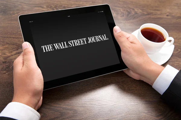 Empresario sosteniendo ipad con Wall Street Journal en la pantalla —  Fotos de Stock