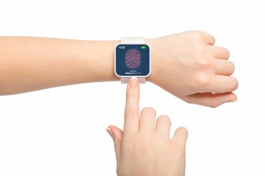 üzerinde parmak izi ile smartwatch izole kadın elle