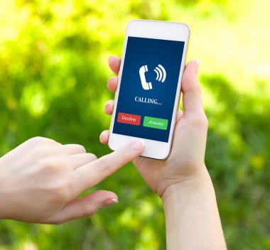 tüp scre zil ile beyaz bir telefonu tutan eller