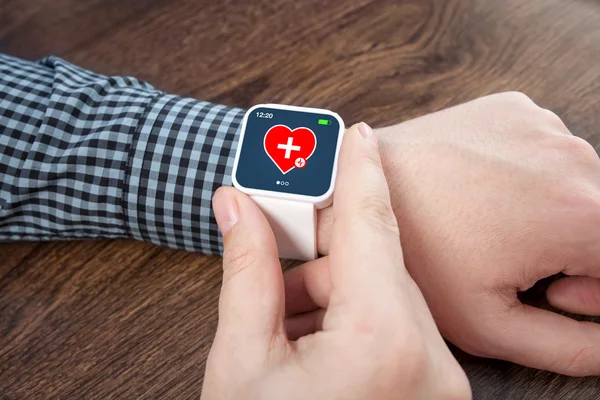 Mannelijke handen met witte smartwatch met mobiele app gezondheid sensor o — Stockfoto