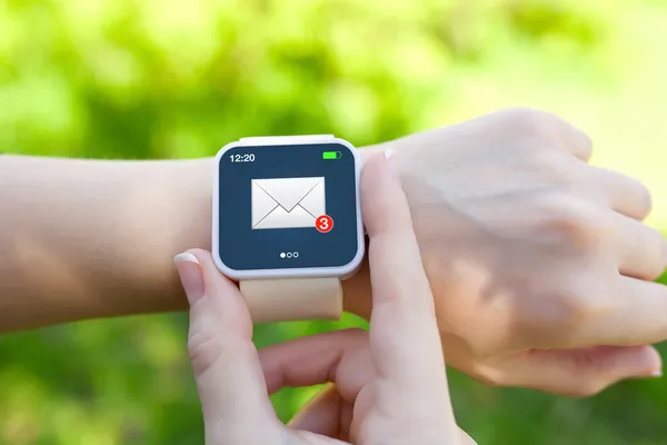 Mãos femininas isoladas com smartwatch branco com e-mail no sc — Fotografia de Stock