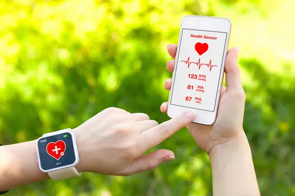 移动应用程序的健康传感器触摸手机和智能手表 — 图库照片