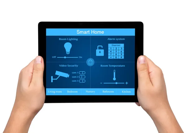 Vereinzelte Männerhände halten ein Tablet mit System Smart House auf der — Stockfoto