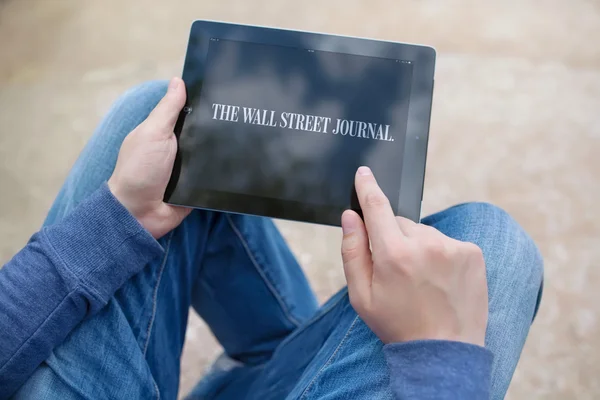 Mann hält Ipad mit dem Wall Street Journal auf dem Bildschirm画面上のウォール ・ ストリート ・ ジャーナルと ipad を持って男 — ストック写真