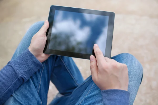 Man zitten in het park en houden van Tablet PC — Stockfoto