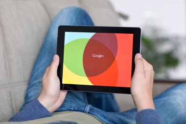 adam kanepede yatan ve ipad app google ile ekranda holding