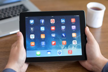 Erkek el ile sosyal medya app iPad ekranda t holding