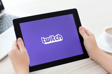 o ekranda iPad app seğirme ile tutan eller