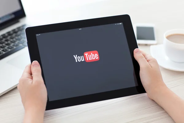 IPad with app YouTube on the screen in female hands in the offic — Stock Photo, Image