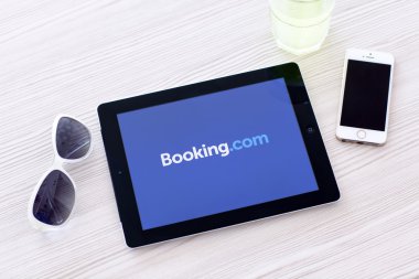 SIMFEROPOL - 22 Haziran 2014: Sistemin çevrimiçi otel rezervasyonları için Booking.com. 1996 'da Amsterdam' da kuruldu..