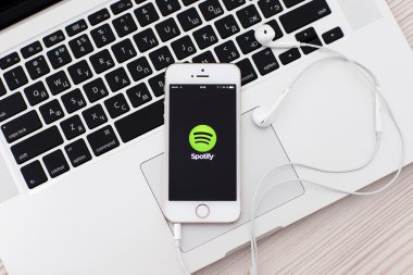 Beyaz iphone 5'ler sitesi ile spotify üzerinde ekran ve kulaklık l