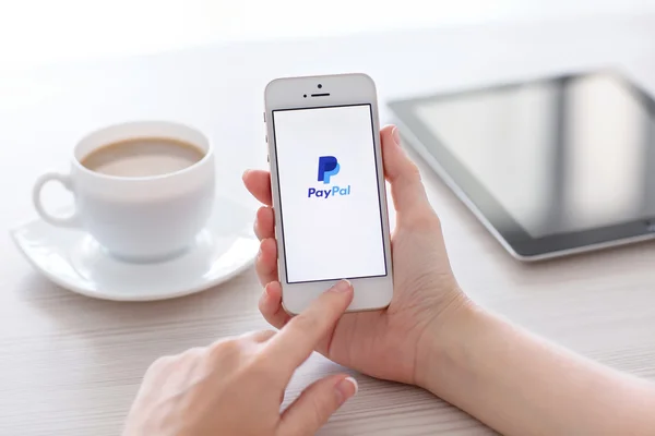 erkek beyaz iphone app paypal ile 5s scre üzerinde tutan eller
