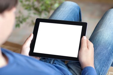 adam kanepede oturan ve bir tablet ile izole perde holding