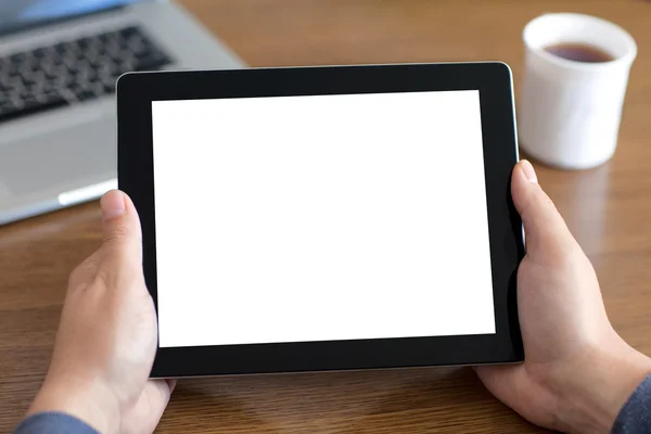 Manos masculinas sosteniendo una tableta con pantalla aislada contra el bac — Foto de Stock