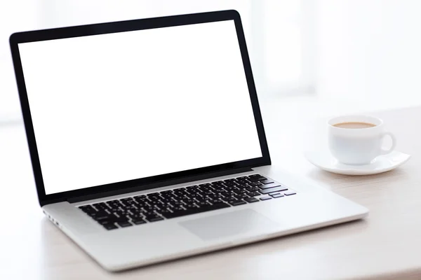 Computador portátil com tela isolada está na mesa em um branco — Fotografia de Stock