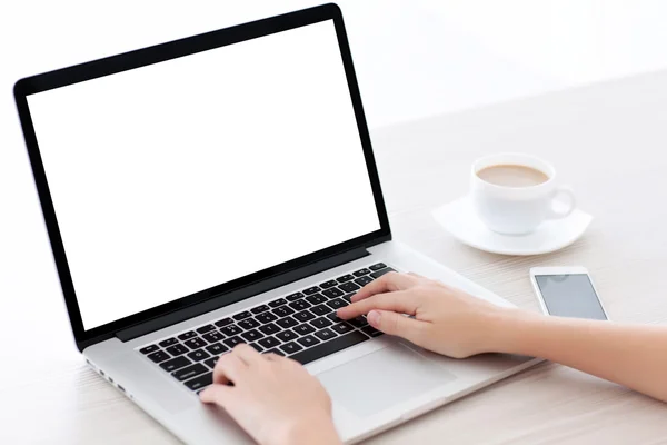 Kobieta ręce, wpisując na klawiaturze laptopa z ekranu na białym tle, w — Zdjęcie stockowe