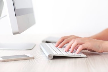 bilgisayar imac klavyede yazarak eller