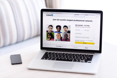 MacBook pro retina ekran standları LinkedIn giriş sayfasında ile