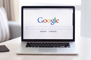 MacBook pro retina google Ana sayfa üstünde belgili tanımlık perde ile standları