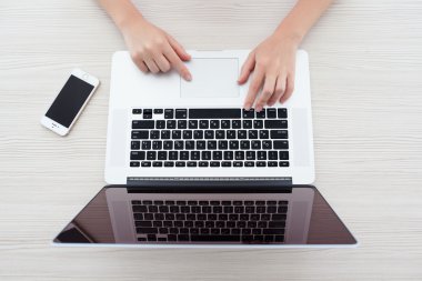 belgili tanımlık macbook oturan kadın pro retina ve iphone 5'ler