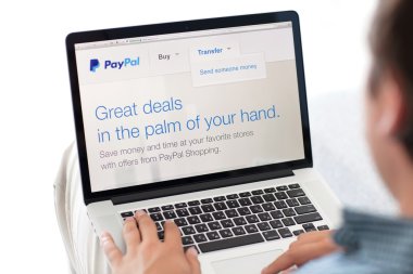 site paypal üstünde belgili tanımlık perde ile macbook retina oturan adam