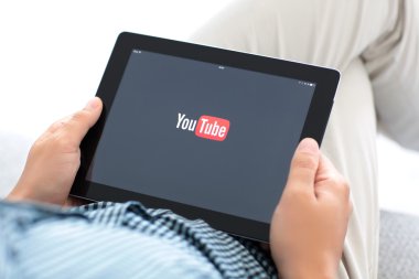 iPad app youtube ile ekranda tutan adam