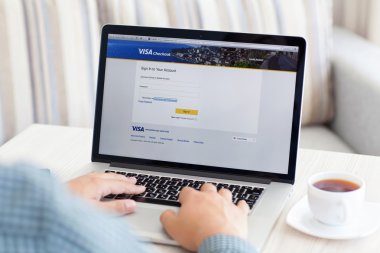site visa ekran ile macbook retina oturan adam