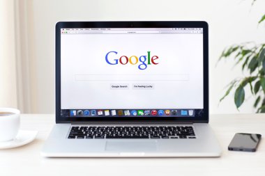 MacBook pro retina google Ana sayfa üstünde belgili tanımlık perde ile standları