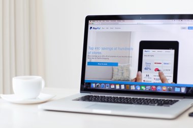 SIMFEROPOL - 7 Ağustos 2014: PayPal 1998 yılında kurulan en büyük elektronik para operatörü. PayPal, eBay müzayedesinde internet üzerinden ödeme göndermenin en popüler yoludur..