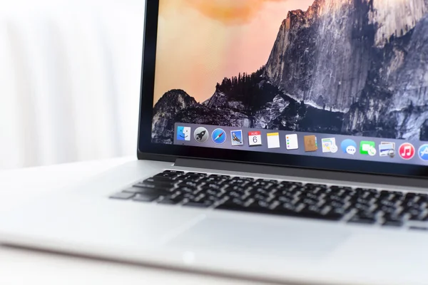 MacBook Pro Retina con OS X Yosemite — Foto de Stock