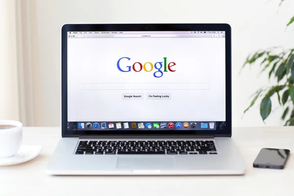 MacBook Pro Retina con la página de inicio de Google en la pantalla se encuentra en — Foto de Stock