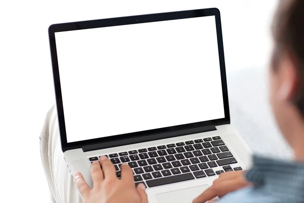 Hombre sentado y escribiendo en un teclado portátil —  Fotos de Stock