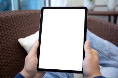 erkek elleri bilgisayar tabletini izole ekran ile tutuyor 