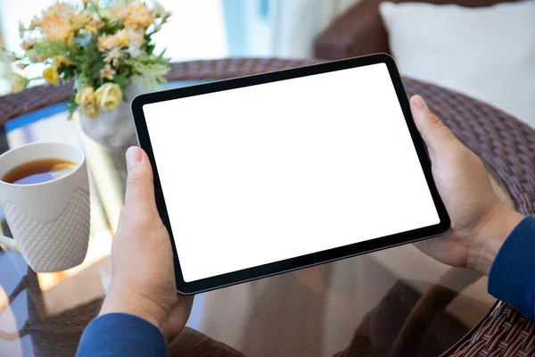 Αρσενικά Χέρια Κρατώντας Tablet Υπολογιστή Απομονωμένη Οθόνη Πάνω Από Τραπέζι — Φωτογραφία Αρχείου