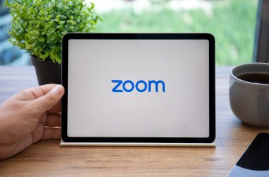 Alanya, Türkiye - 7 Temmuz 2021: İnsan elleri Zoom Video İletişim uygulamasını arayarak Apple iPad Air Space Gray 'i tutuyor.