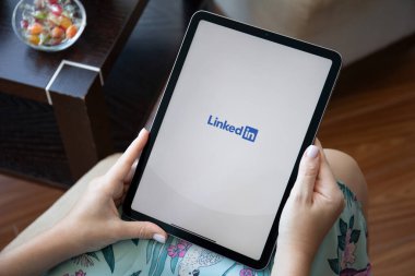 Alanya, Türkiye - 30 Eylül 2021: Sosyal ağ servisi LinkedIn ile birlikte iPad Air Space Gray 'i tutan kadınlar. iPad Air Apple tarafından yaratıldı ve geliştirildi..