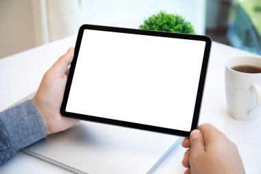 erkek el bilgisayarı tableti ofis masasının üzerinde izole ekran ile