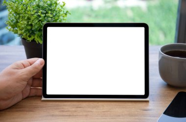 erkek el bilgisayarı tableti ofis masasının üzerinde izole ekran ile 