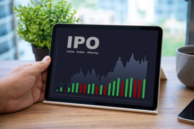 IPO hisse senedi uygulamalı bilgisayar tabletini elinde tutan erkek elleri kafedeki ekranda satın alma uygulaması 