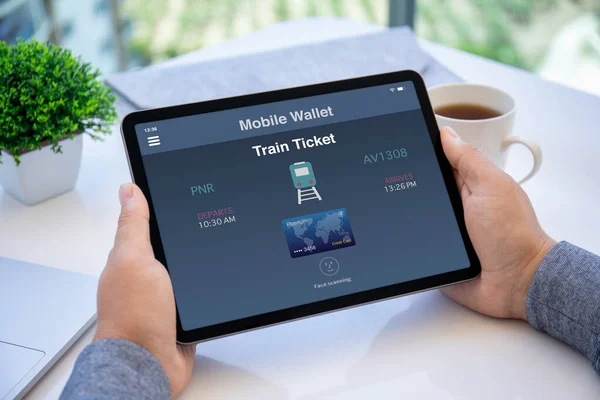 Человек Держит Планшетный Компьютер Приложением Pay Train Ticket Service Экране — стоковое фото