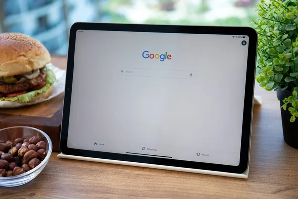 Alanya, Türkiye - 23 Eylül 2021: iPad Air Space Gray ve sosyal ağ hizmeti Google ekranda.