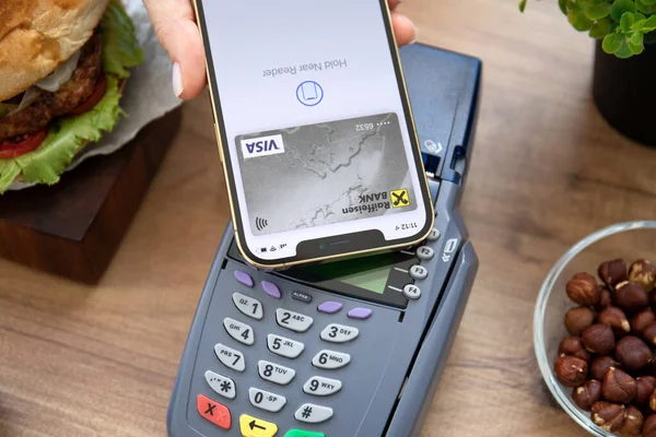 Alanya Türkiye Ekim 2021 Elde Iphone Pro Max Apple Pay — Stok fotoğraf