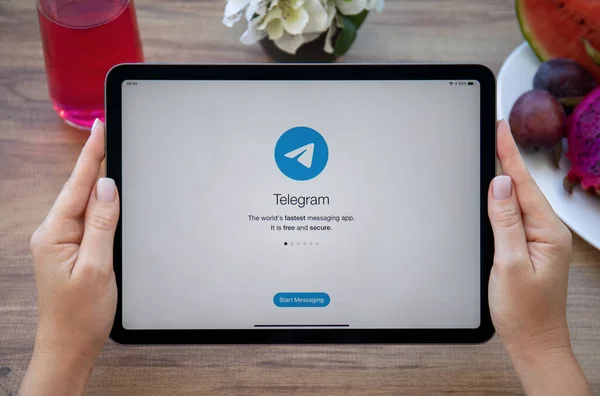 土耳其阿拉亚 2021年10月11日 女性手牵着Ipad Air Space Gray与社交网络服务Telegram一起出现在屏幕上 — 图库照片