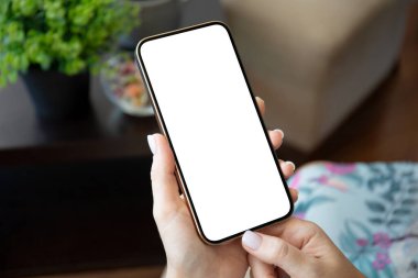 Ofiste izole edilmiş arka plan kafesi olan bir kadın eli telefonu tutuyor. 