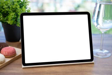 Kafedeki meyvelerin arka planında izole ekran bulunan bilgisayar tableti 