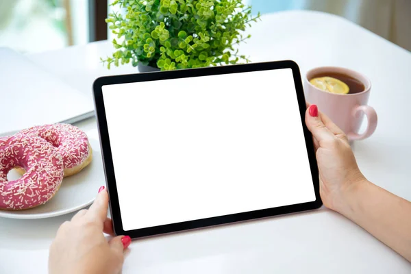 Mãos Femininas Segurando Tablet Computador Com Tela Isolada Sobre Mesa — Fotografia de Stock